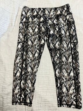 Constantly Varied Gear Black and White Printed capri Leggings